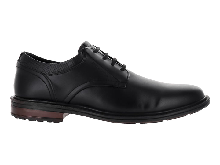 Zapato formal negro de cordones con detalles perforados y suela oscura.