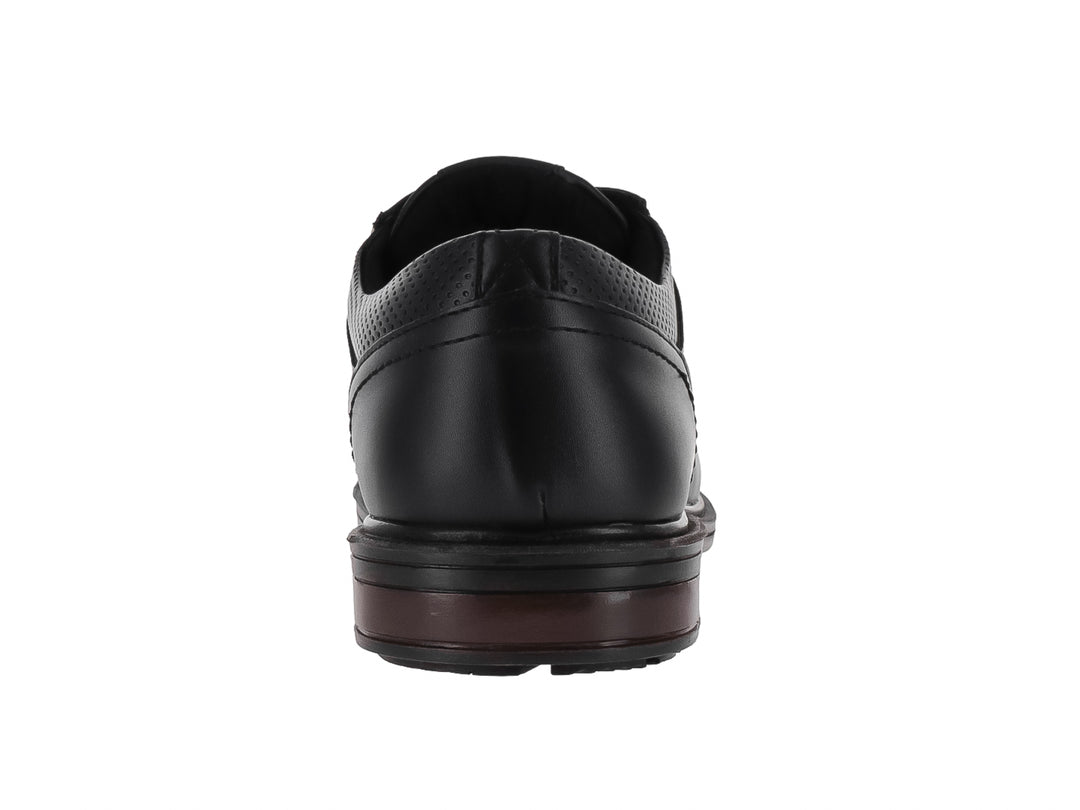 Zapato formal negro de cordones con detalles perforados y suela oscura.