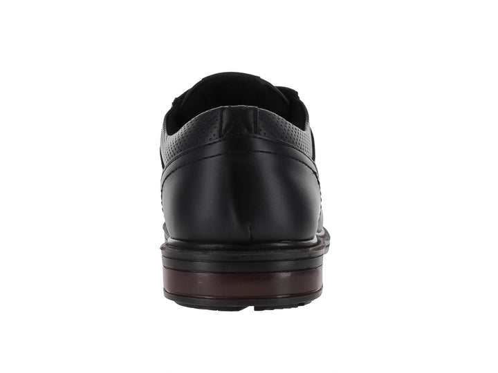 Zapato formal negro de cordones con detalles perforados y suela oscura.