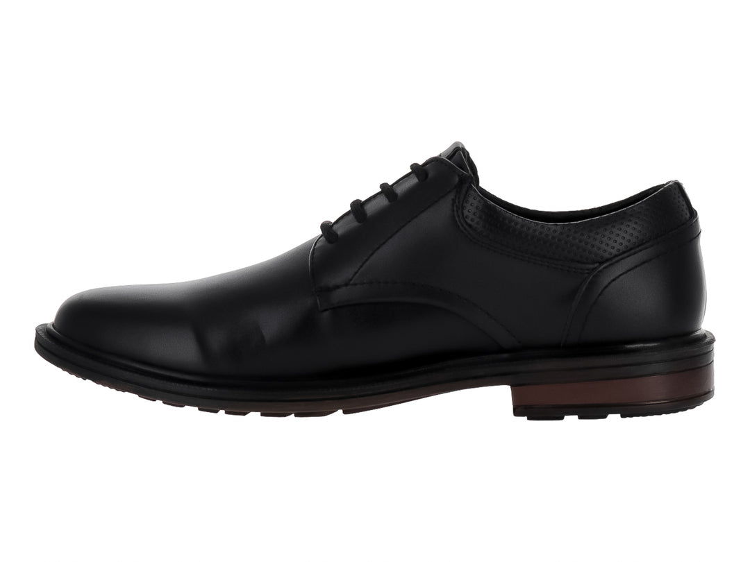 Zapato formal negro de cordones con detalles perforados y suela oscura.