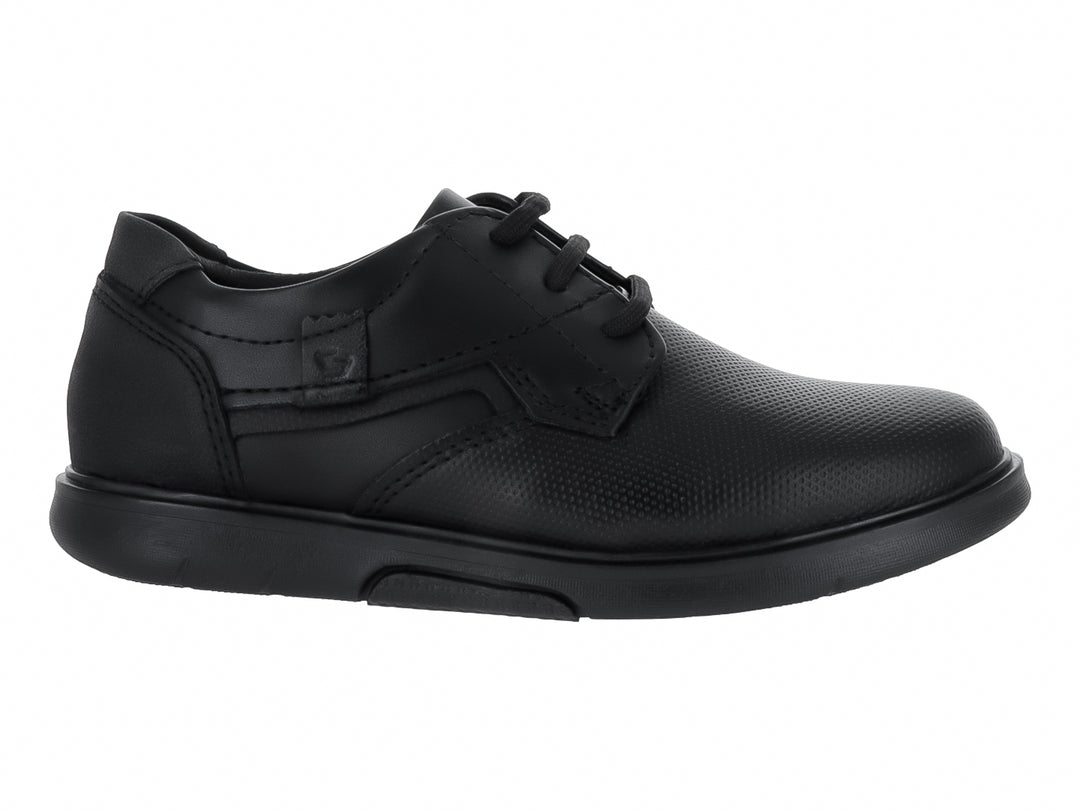 Zapato negro para niño con agujetas y suela plana, estilo escolar.