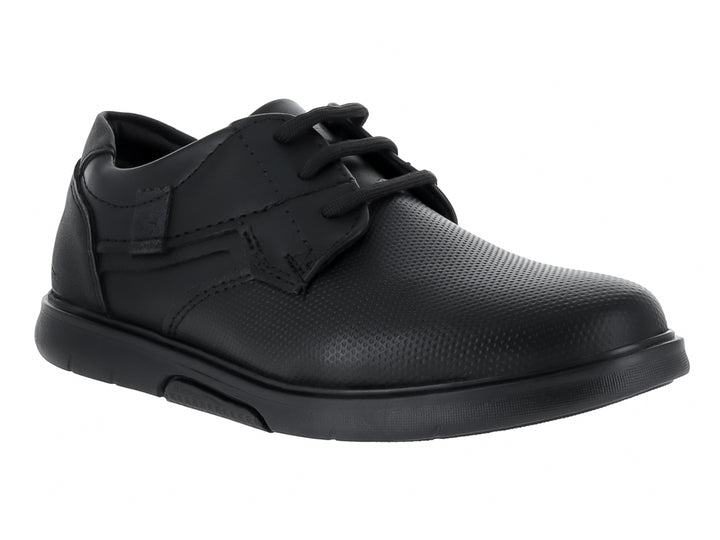Zapato negro para niño con agujetas y suela plana, estilo escolar.