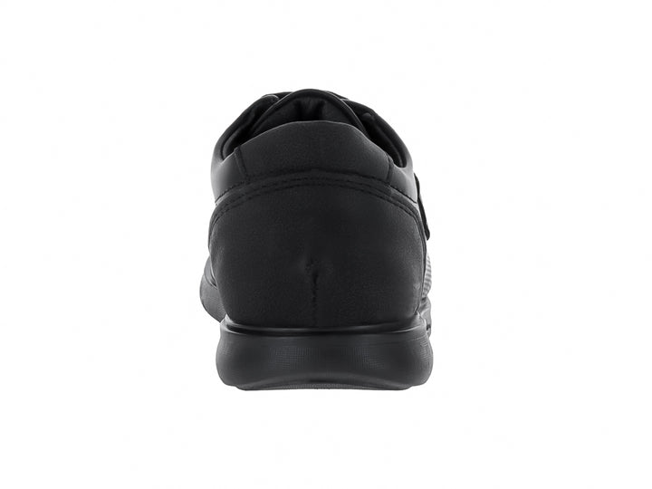 Zapato negro para niño con agujetas y suela plana, estilo escolar.