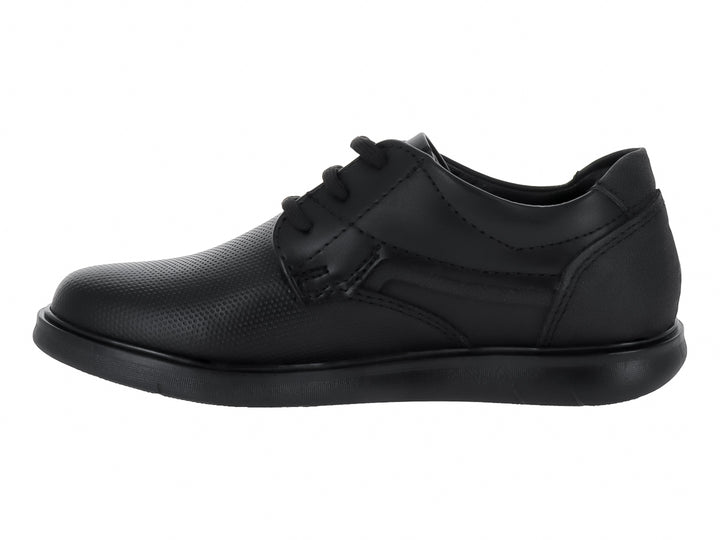 Zapato negro para niño con agujetas y suela plana, estilo escolar.