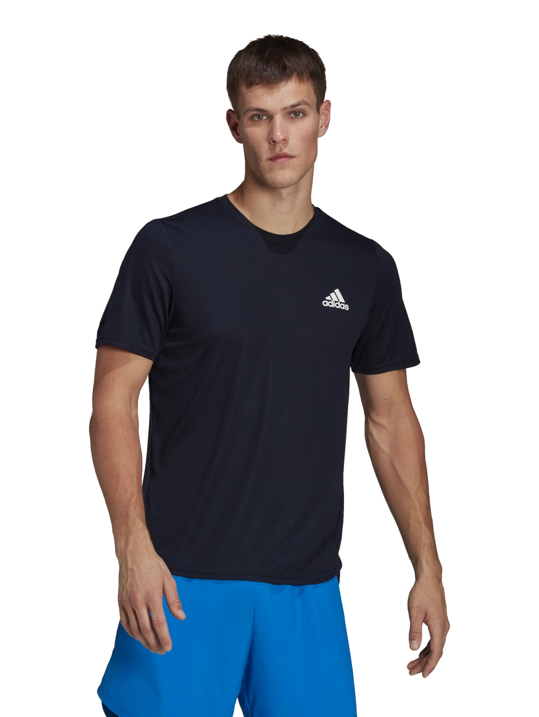 Hombre vistiendo camiseta deportiva Adidas color Legend Ink y shorts azules.