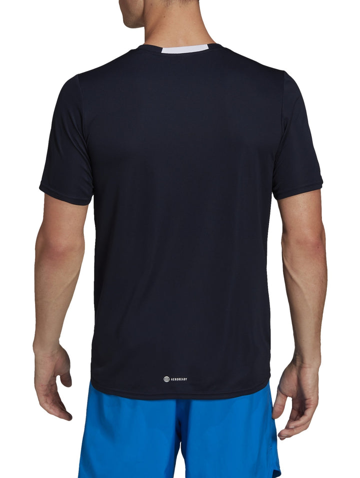 Hombre vistiendo camiseta deportiva Adidas color Legend Ink y shorts azules.