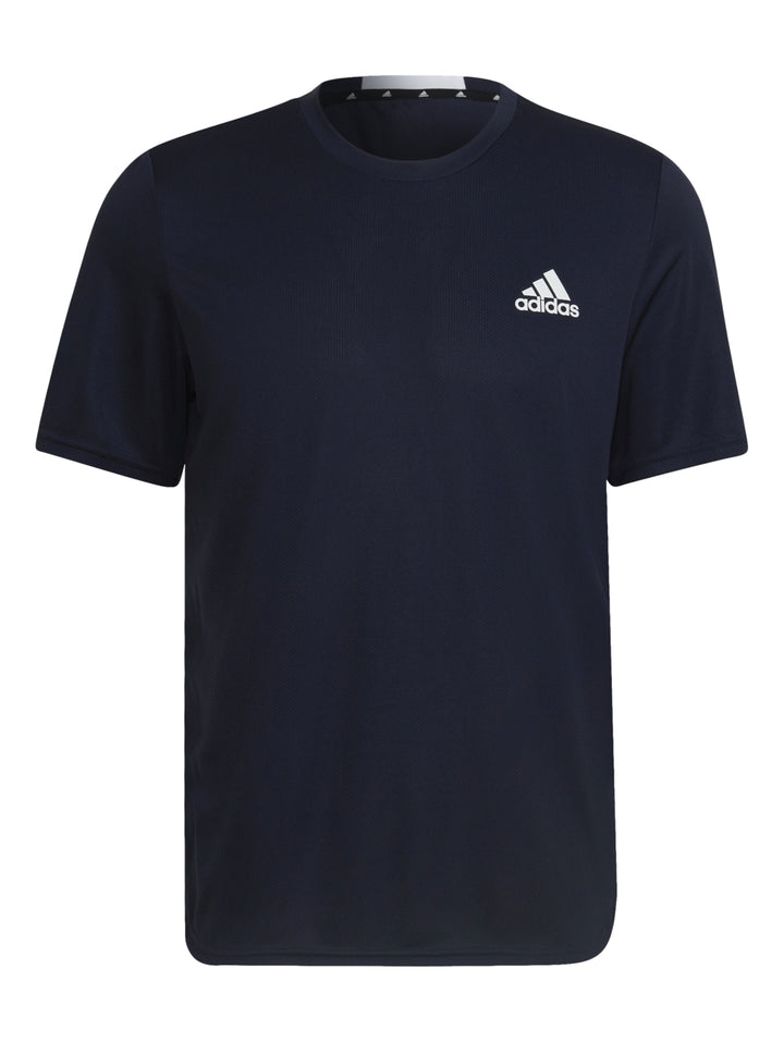 Hombre vistiendo camiseta deportiva Adidas color Legend Ink y shorts azules.