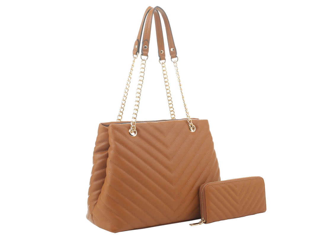 Bolso marrón con diseño acolchado en V y detalles dorados, acompañado de una cartera a juego.