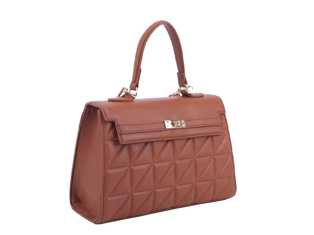 Bolso de mano color marrón con diseño acolchado geométrico, asa corta y herrajes dorados.