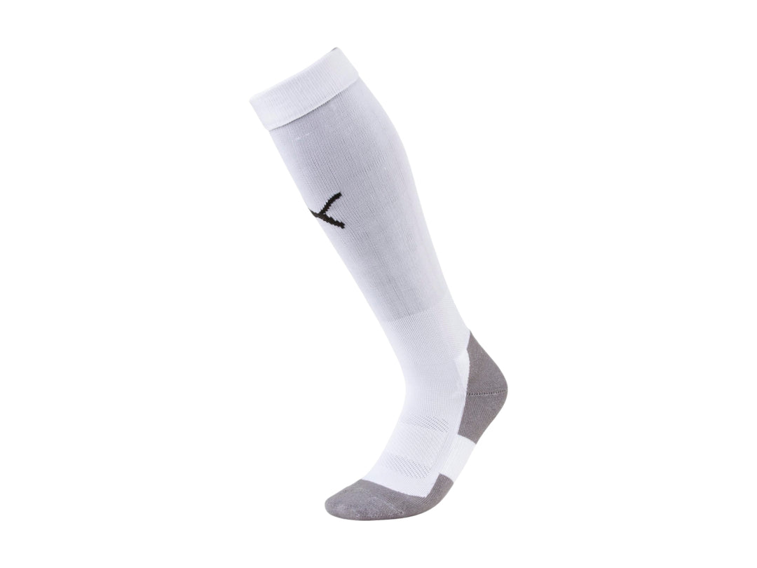 Calcetines deportivos PUMA de color blanco con punta y talón en gris, diseñados para fútbol.