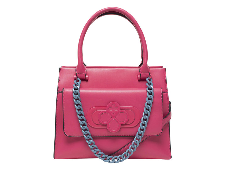Bolso de hombro color rosa con asa superior y cadena decorativa en color azul.
