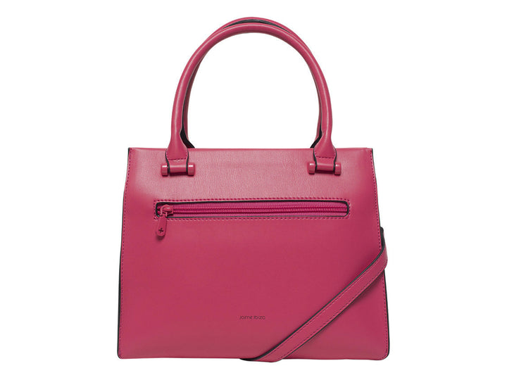 Bolso de hombro color rosa con asa superior y cadena decorativa en color azul.