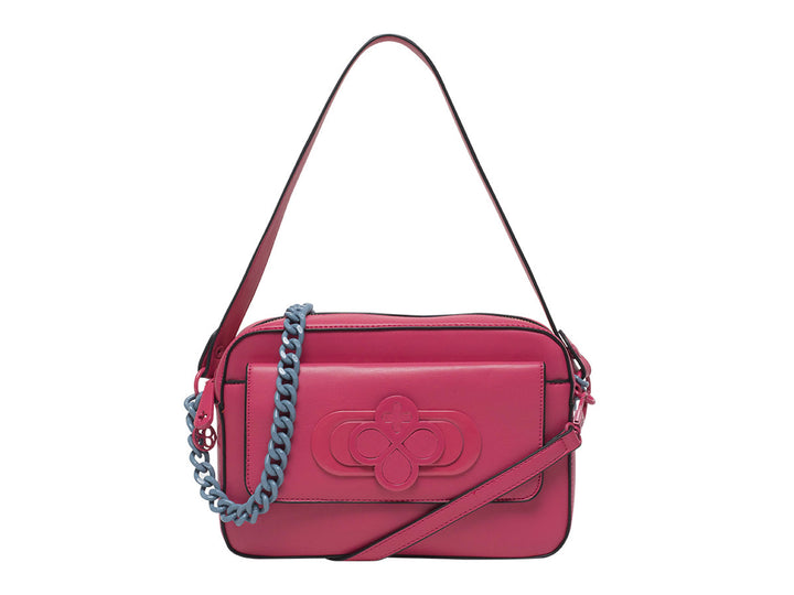 Bolso rectangular color rosa con correa de cadena azul y detalle en relieve frontal.
