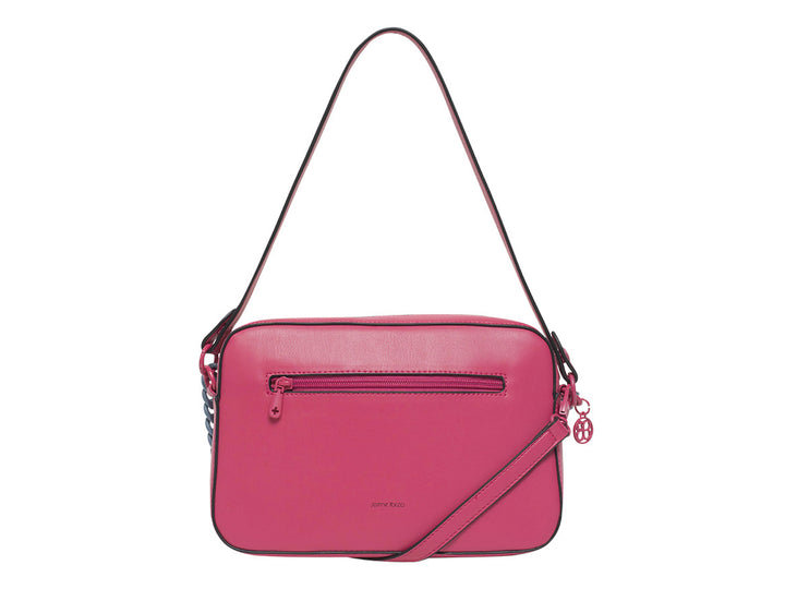 Bolso rectangular color rosa con correa de cadena azul y detalle en relieve frontal.