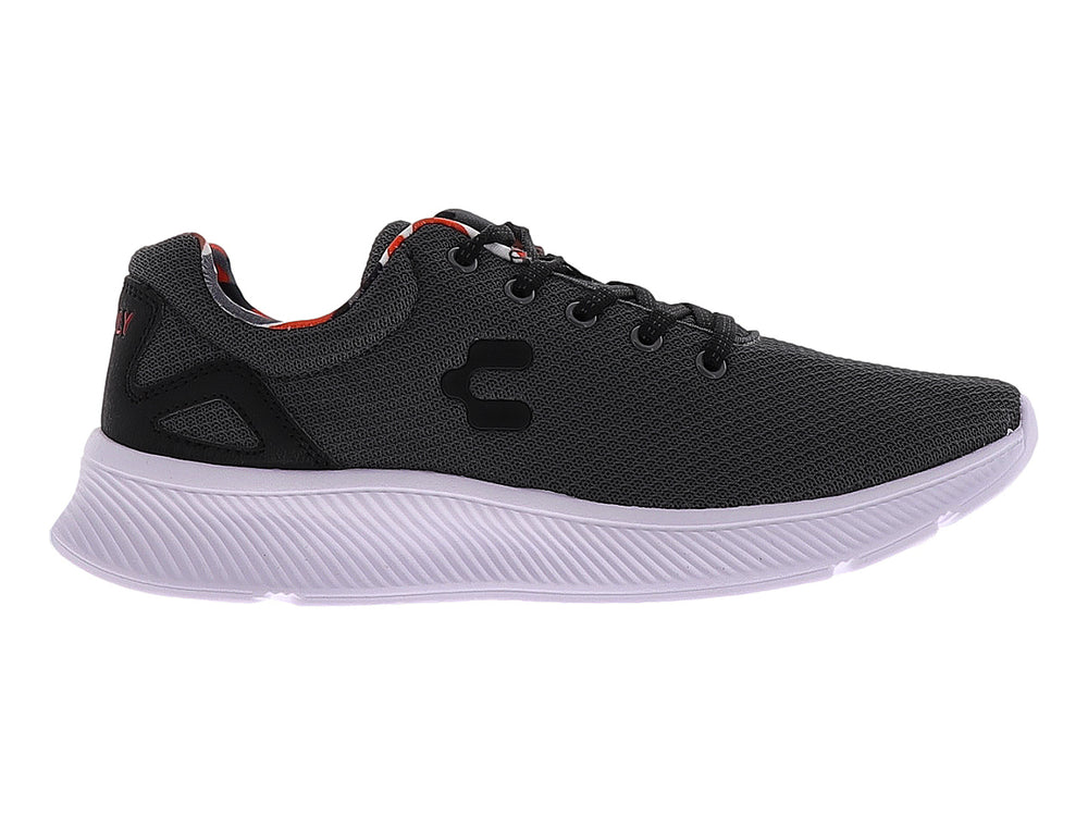 Tenis deportivos Charly color negro con suela blanca y detalles rojos en el interior.