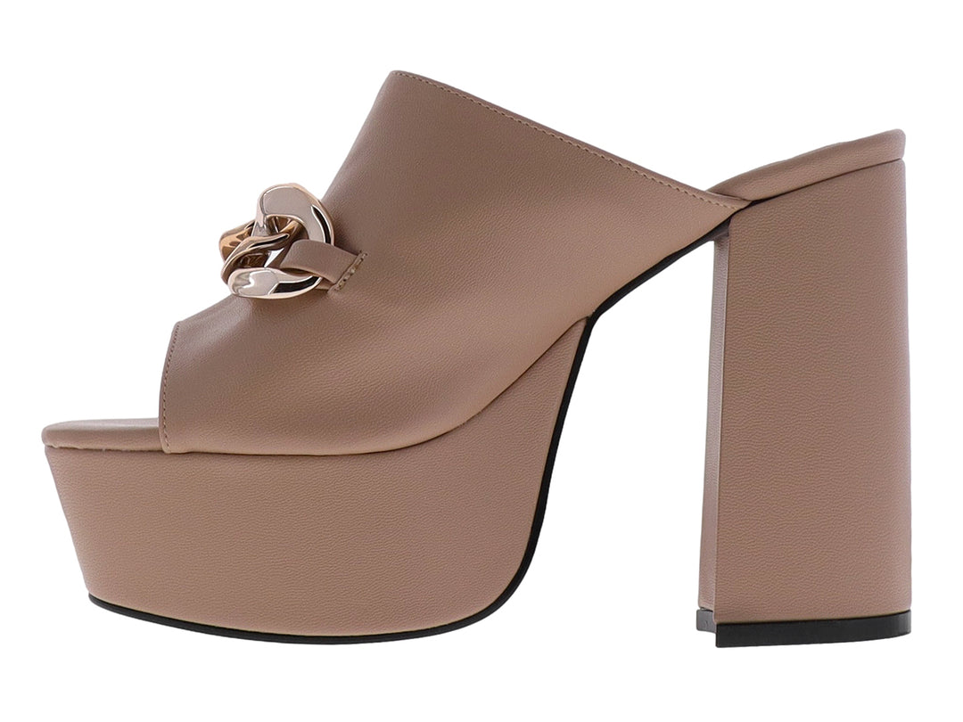 Sandalia de plataforma color beige con tacón grueso y detalle de cadena dorada en la parte superior.