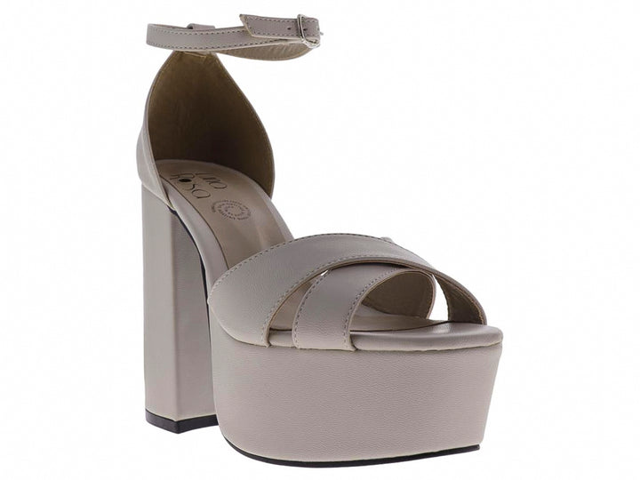 Sandalia de plataforma color beige con tacón grueso y correa ajustable al tobillo para Mujer.