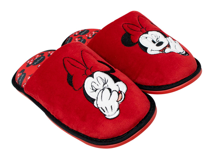 Par de pantuflas rojas de peluche con el rostro de Minnie Mouse y bordes negros.
