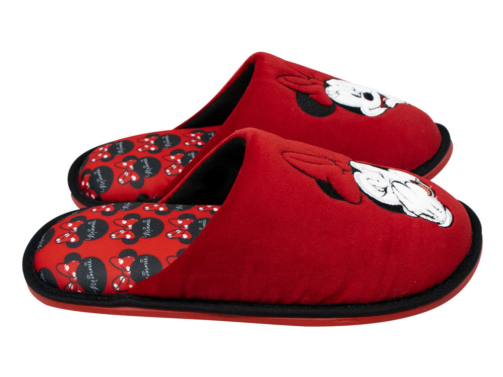 Par de pantuflas rojas de peluche con el rostro de Minnie Mouse y bordes negros.