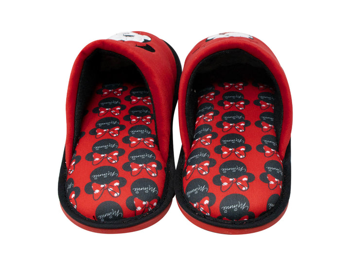Par de pantuflas rojas de peluche con el rostro de Minnie Mouse y bordes negros.