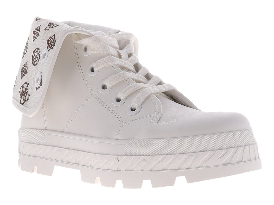 Botín Guess color ivory con suela chunky y correa lateral estampada.