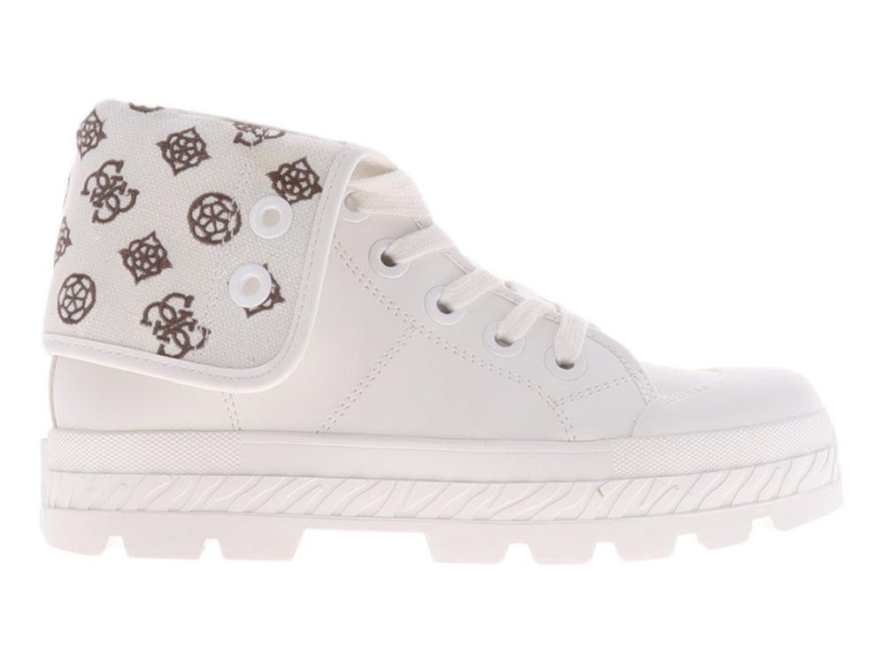 Botín Guess color ivory con suela chunky y correa lateral estampada.