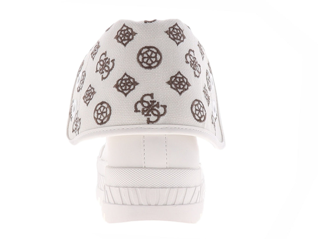 Botín Guess color ivory con suela chunky y correa lateral estampada.