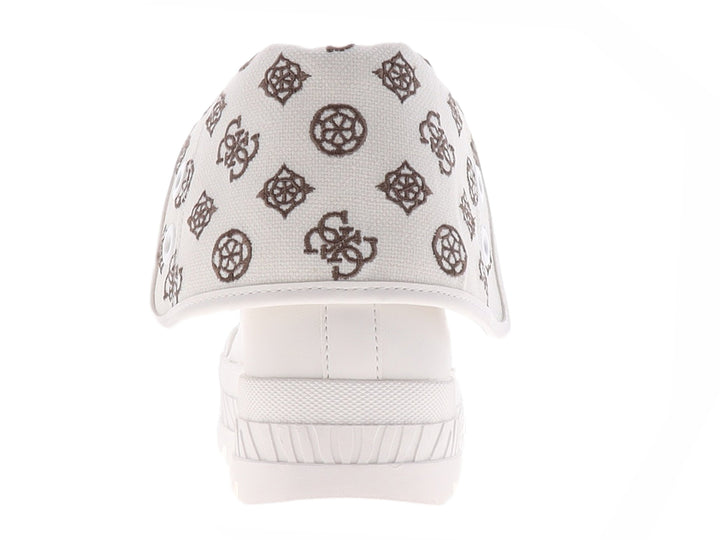 Botín Guess color ivory con suela chunky y correa lateral estampada.