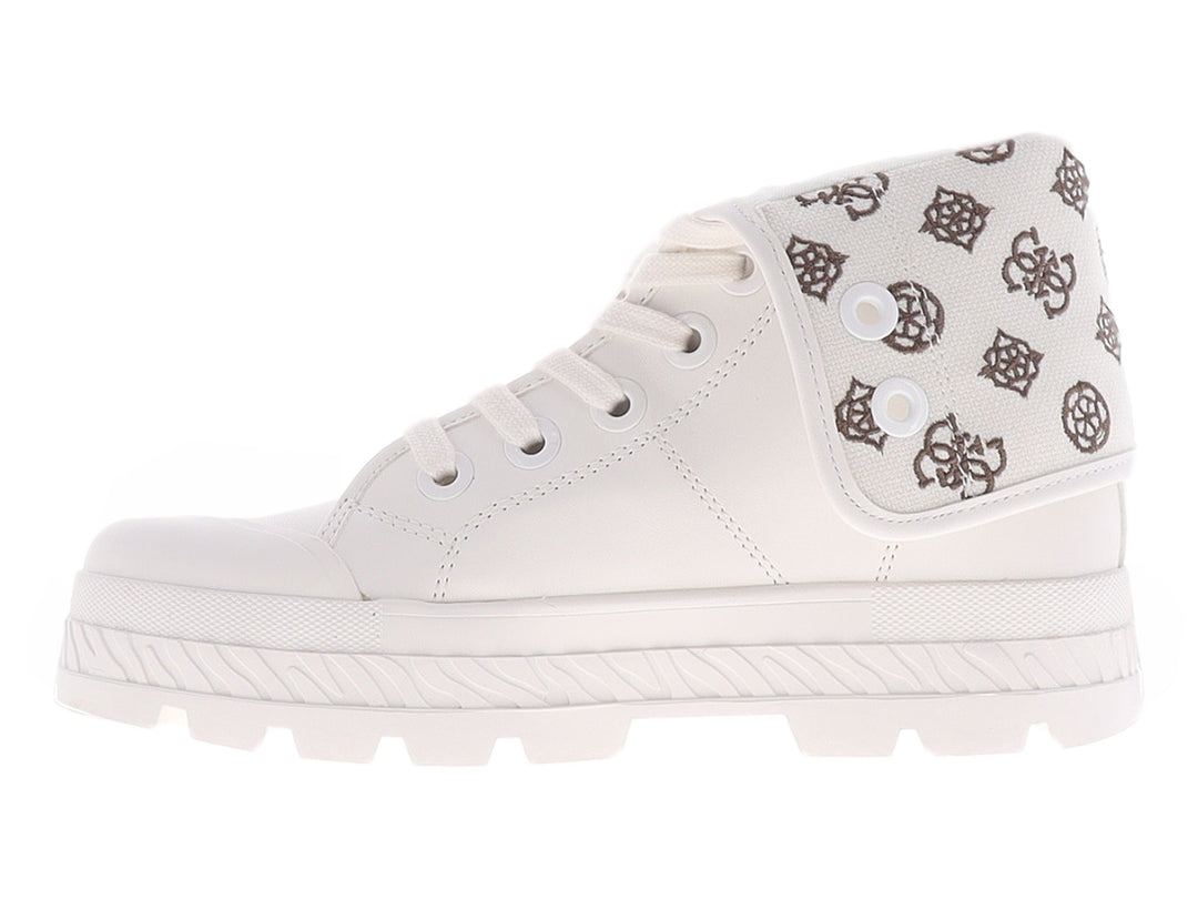 Botín Guess color ivory con suela chunky y correa lateral estampada.
