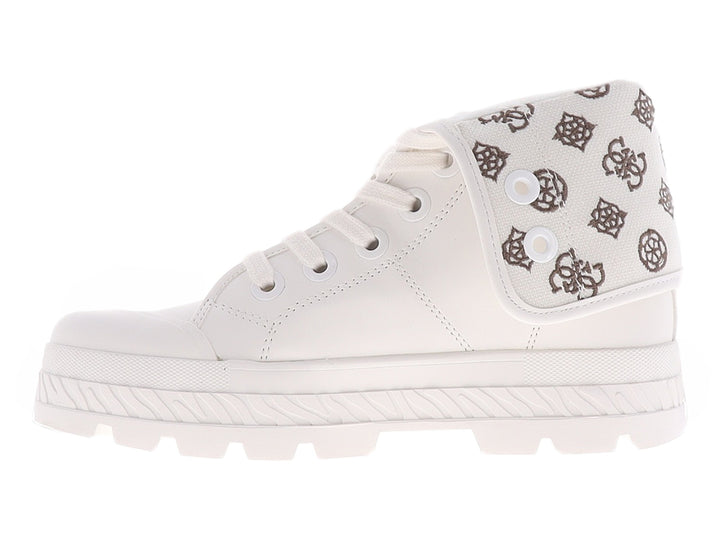Botín Guess color ivory con suela chunky y correa lateral estampada.