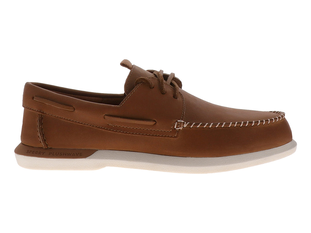 Zapato náutico Sperry de cuero color tan con suela blanca y costuras contrastantes.