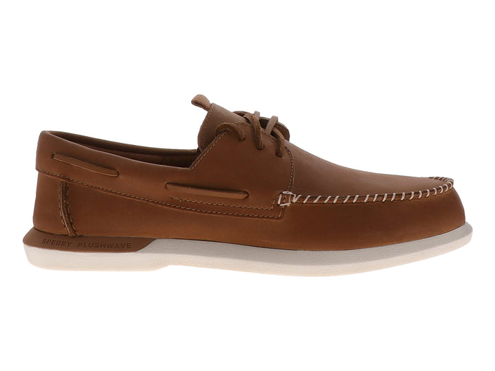 Zapato náutico Sperry de cuero color tan con suela blanca y costuras contrastantes.