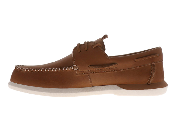 Zapato náutico Sperry de cuero color tan con suela blanca y costuras contrastantes.