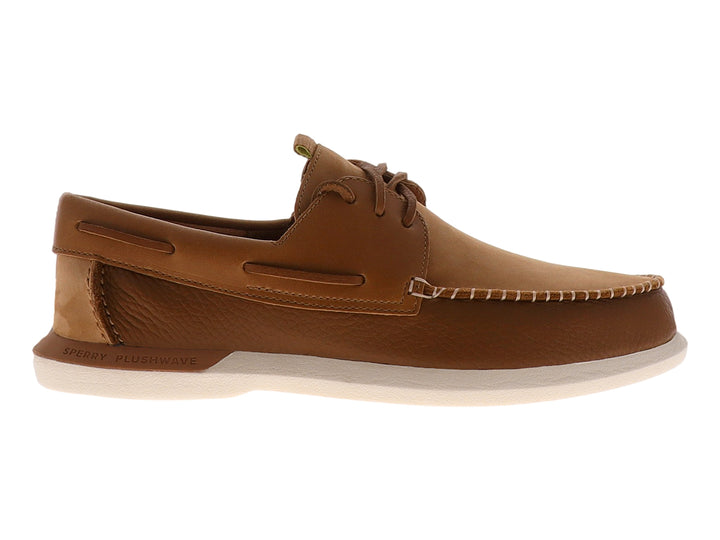 Zapato náutico Sperry de cuero color tan con suela blanca y cordones.