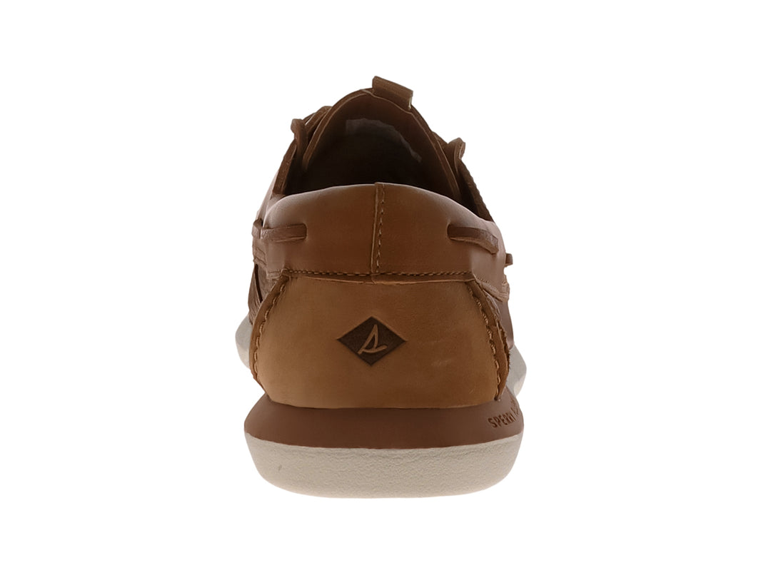 Zapato náutico Sperry de cuero color tan con suela blanca y cordones.