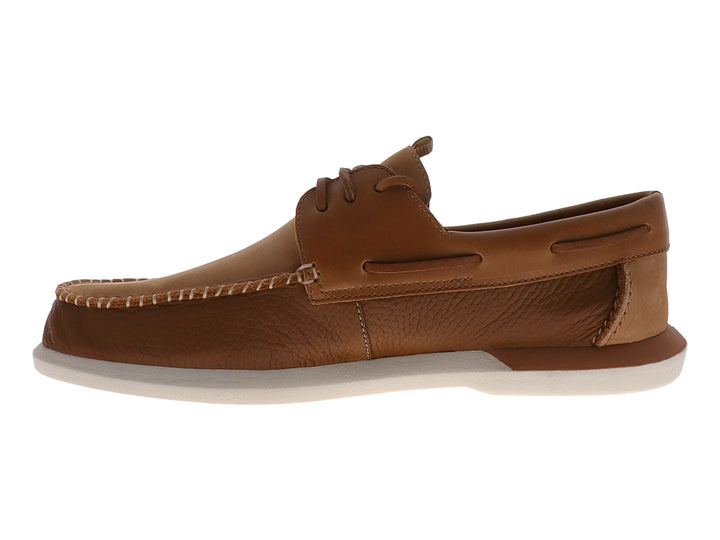 Zapato náutico Sperry de cuero color tan con suela blanca y cordones.