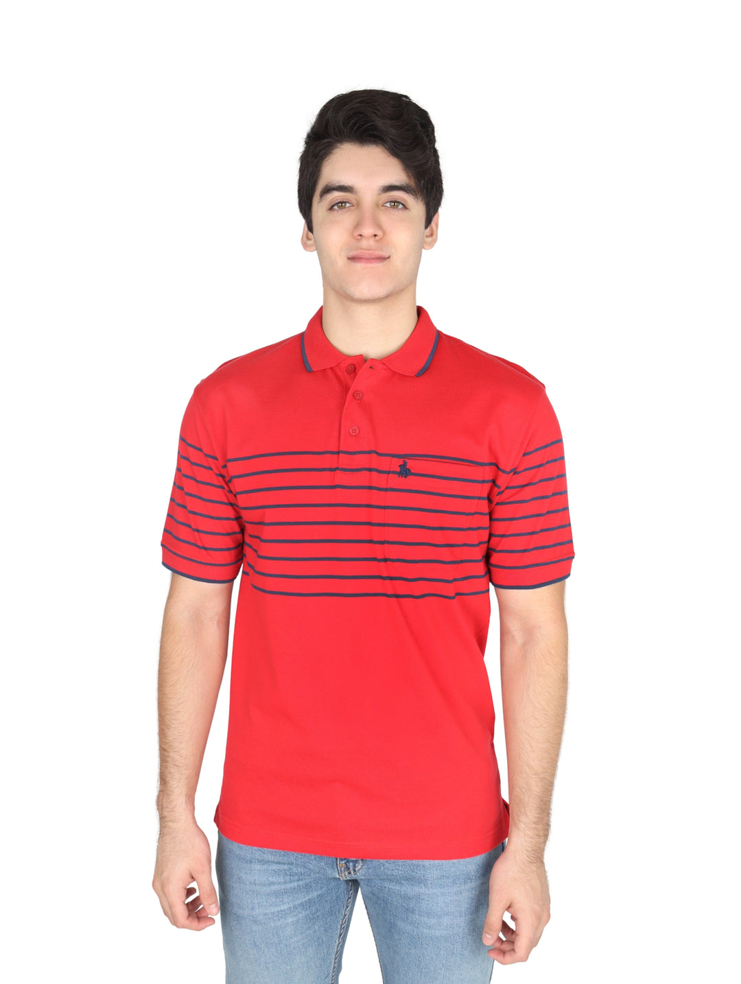 Hombre vistiendo playera polo color rojo con rayas horizontales azul marino en el pecho.