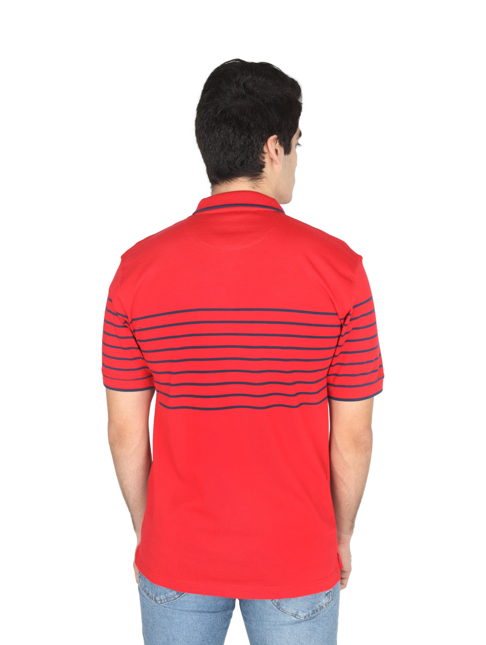 Hombre vistiendo playera polo color rojo con rayas horizontales azul marino en el pecho.