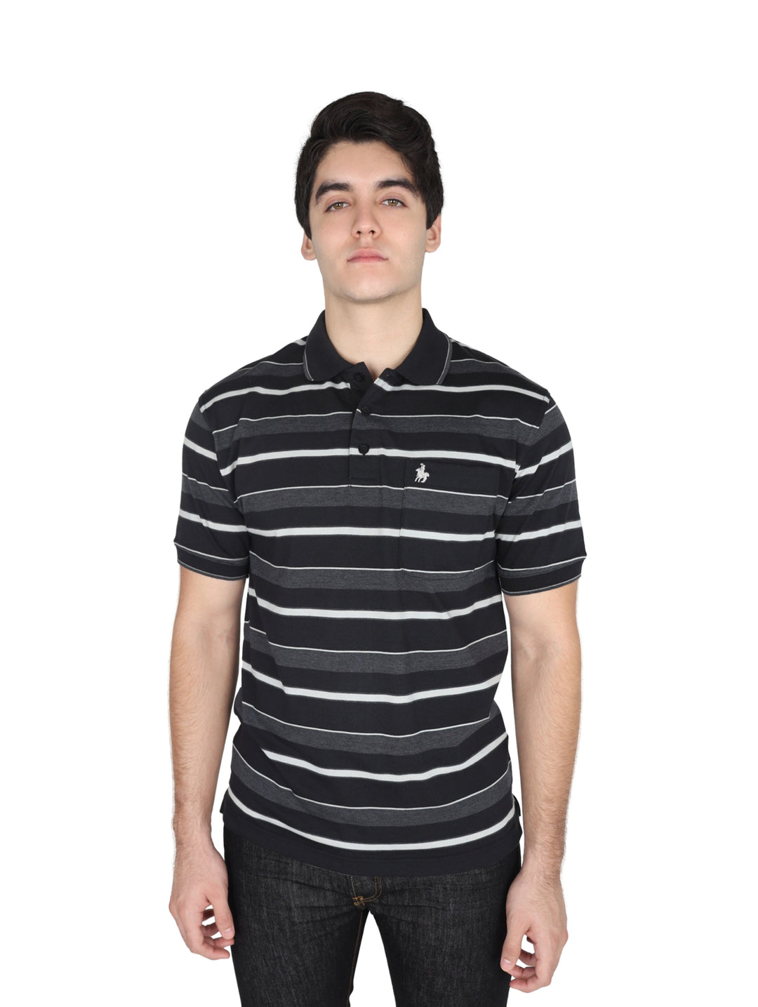 Hombre vistiendo playera tipo polo negra con rayas horizontales en gris y blanco.