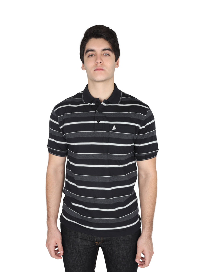 Hombre vistiendo playera tipo polo negra con rayas horizontales en gris y blanco.