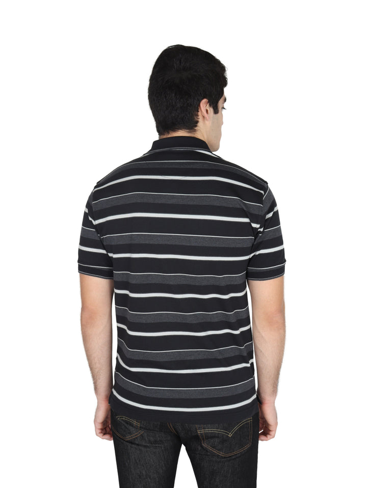 Hombre vistiendo playera tipo polo negra con rayas horizontales en gris y blanco.