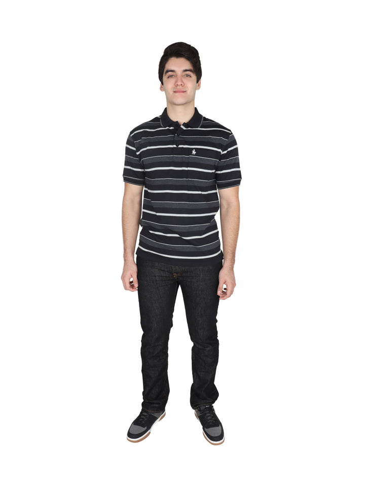 Hombre vistiendo playera tipo polo negra con rayas horizontales en gris y blanco.