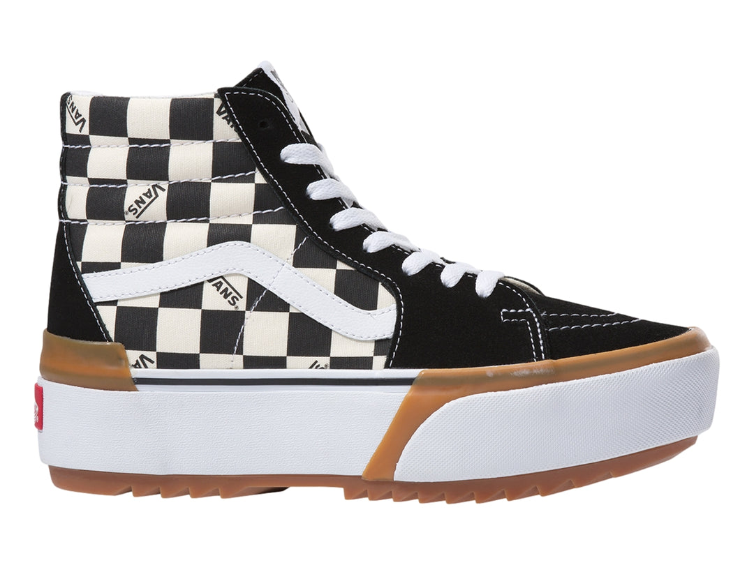 Tenis VANS Sk8-Hi Stacked blancos y negros con diseño de cuadros y suela de plataforma alta.