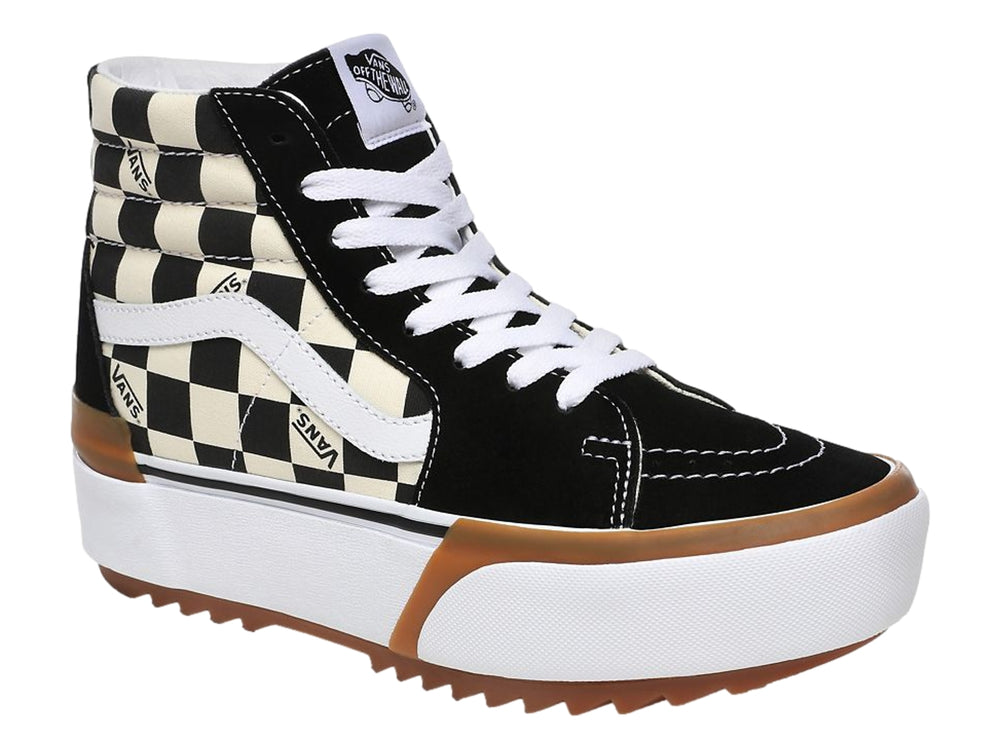 Tenis VANS Sk8-Hi Stacked blancos y negros con diseño de cuadros y suela de plataforma alta.