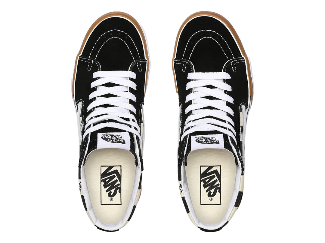 Tenis VANS Sk8-Hi Stacked blancos y negros con diseño de cuadros y suela de plataforma alta.