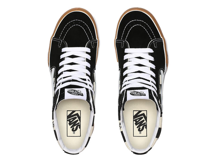 Tenis VANS Sk8-Hi Stacked blancos y negros con diseño de cuadros y suela de plataforma alta.