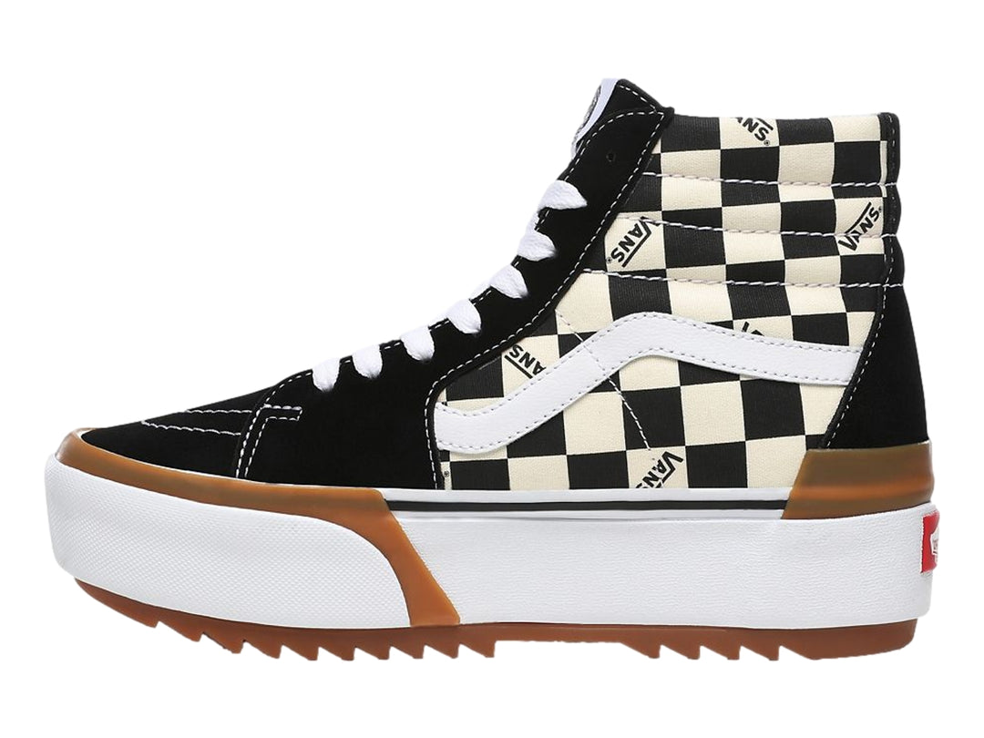 Tenis VANS Sk8-Hi Stacked blancos y negros con diseño de cuadros y suela de plataforma alta.
