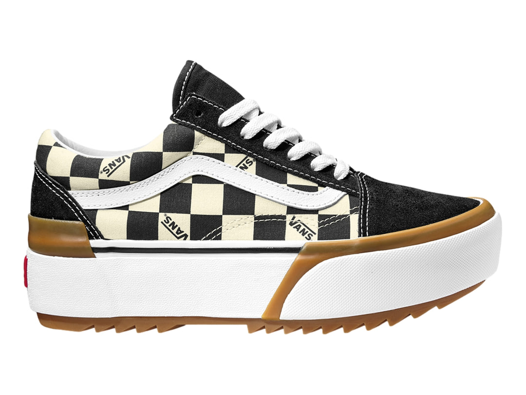 Tenis Vans Old Skool Stacked con diseño de cuadros blanco y negro y suela de plataforma blanca.