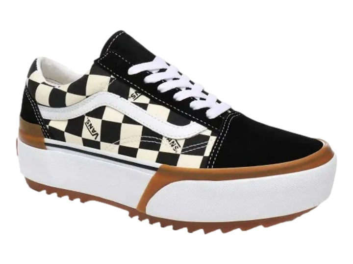 Tenis Vans Old Skool Stacked con diseño de cuadros blanco y negro y suela de plataforma blanca.
