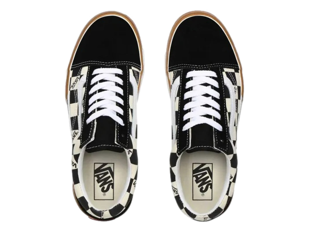 Tenis Vans Old Skool Stacked con diseño de cuadros blanco y negro y suela de plataforma blanca.